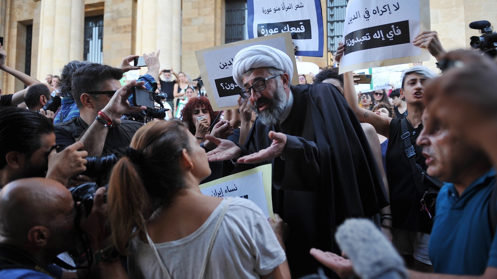 "طرد" الشيخ يزبك من التظاهرة النسوية: عنف الإقصاء