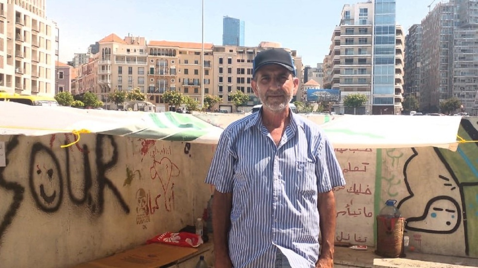 آخر مواطن بساحة الشهداء: رجل أمن مضرِب عن الطعام