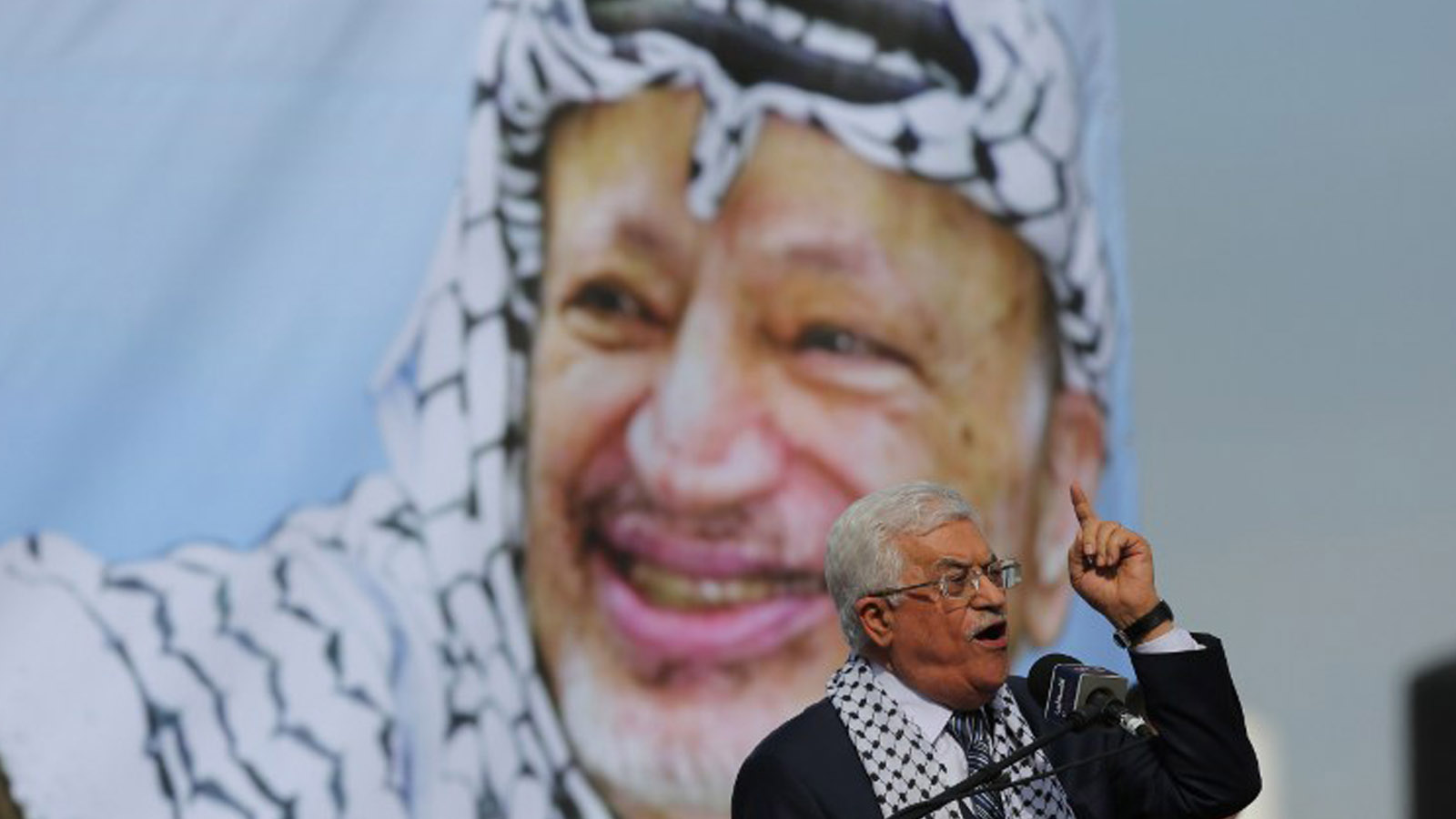 عباس يمد يده لاسرائيل: السلطة لن تنهار