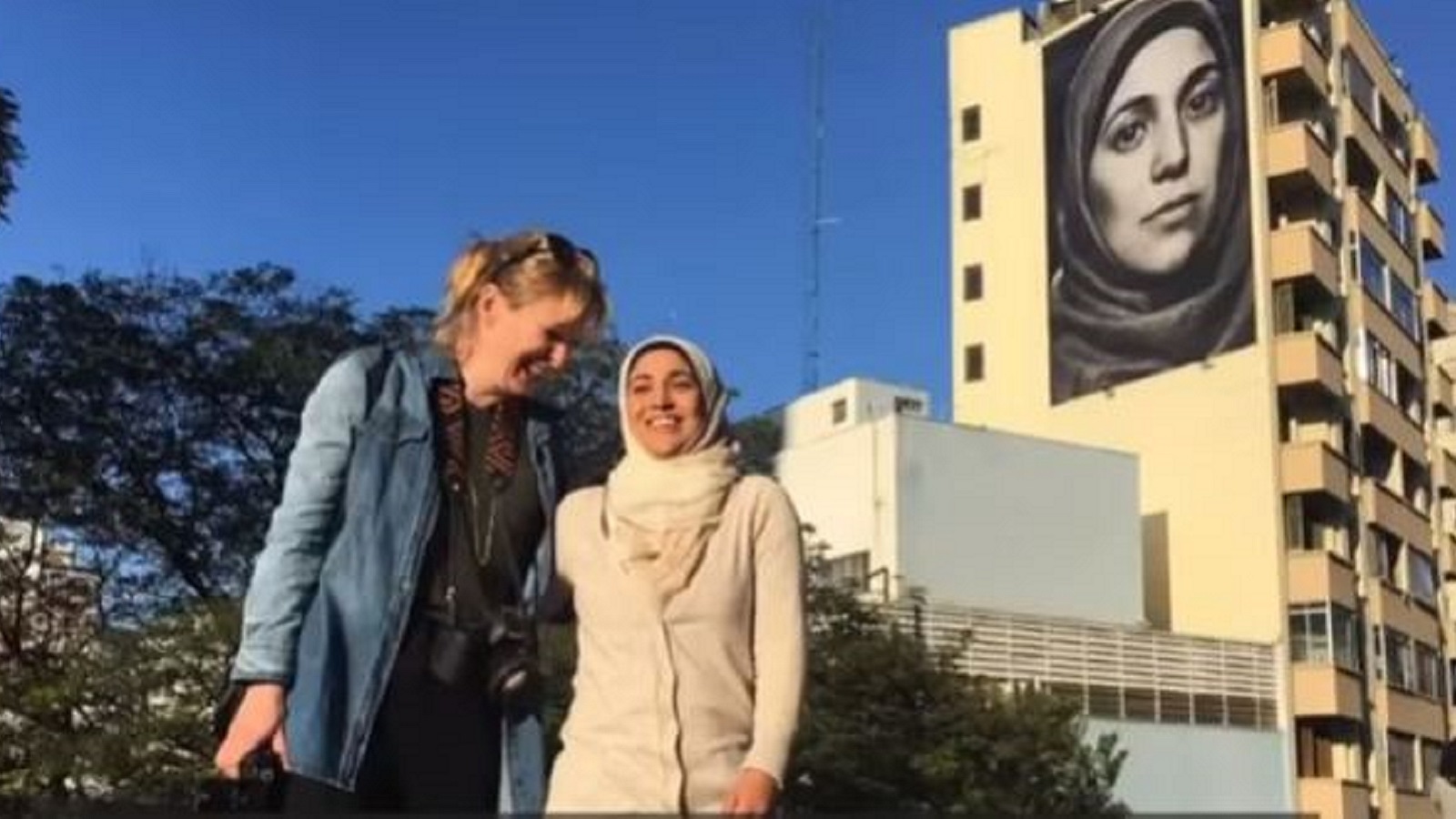 لاجئة سورية احتلّت صورتها واجهة مبنى في البرازيل.. لماذا؟