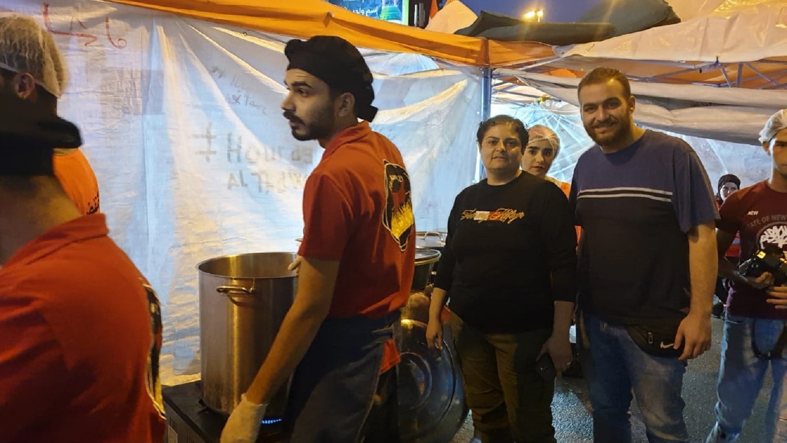 "مطبخ الثورة" في طرابلس: صبايا وشباب وطناجر عملاقة