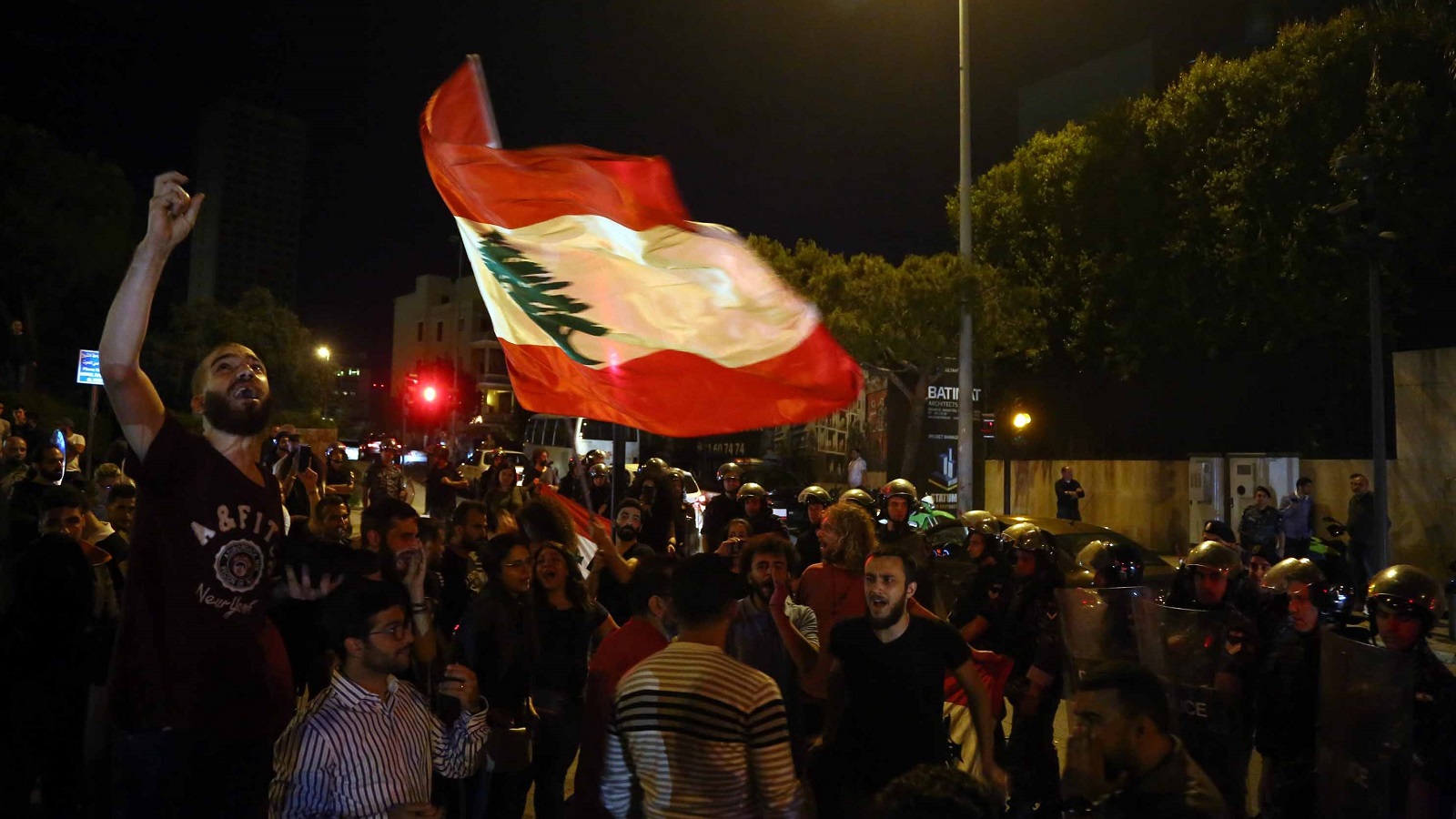 حكومة أعمال الليل "تضيئها" التظاهرات والاعتصامات