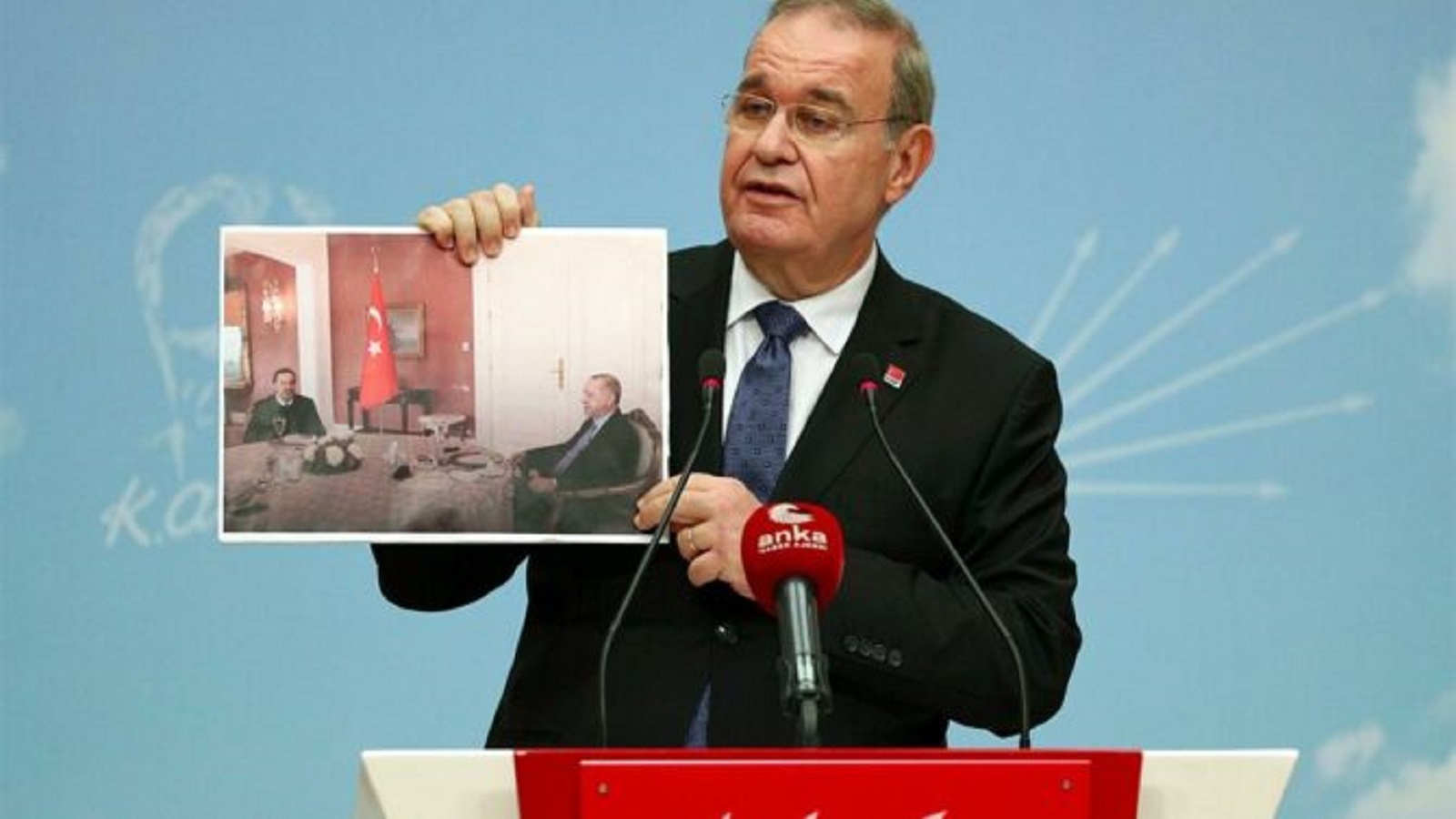 المعارض التركي فائق أوزتراك يرفع صورة لقاء الحريري وارودغان ويقول: "هذه الصورة ليست عادية"