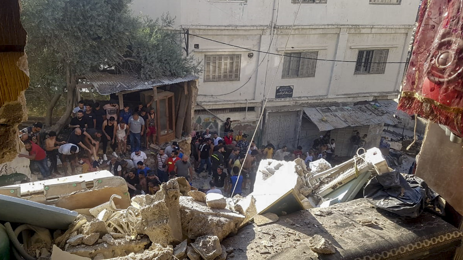 وفاة طفلة وجرحى في انهيار مبنى في طرابلس