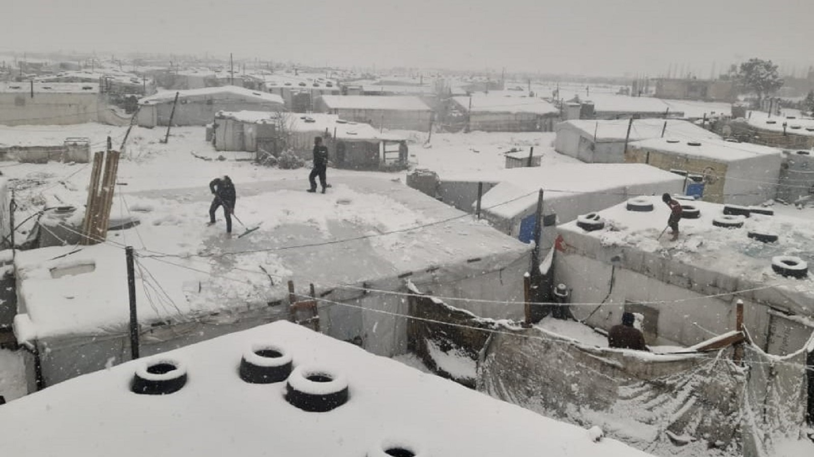 العاصفة الثلجية "الاستثنائية" تدمّر خيم اللاجئين وتحاصر فقراء القرى