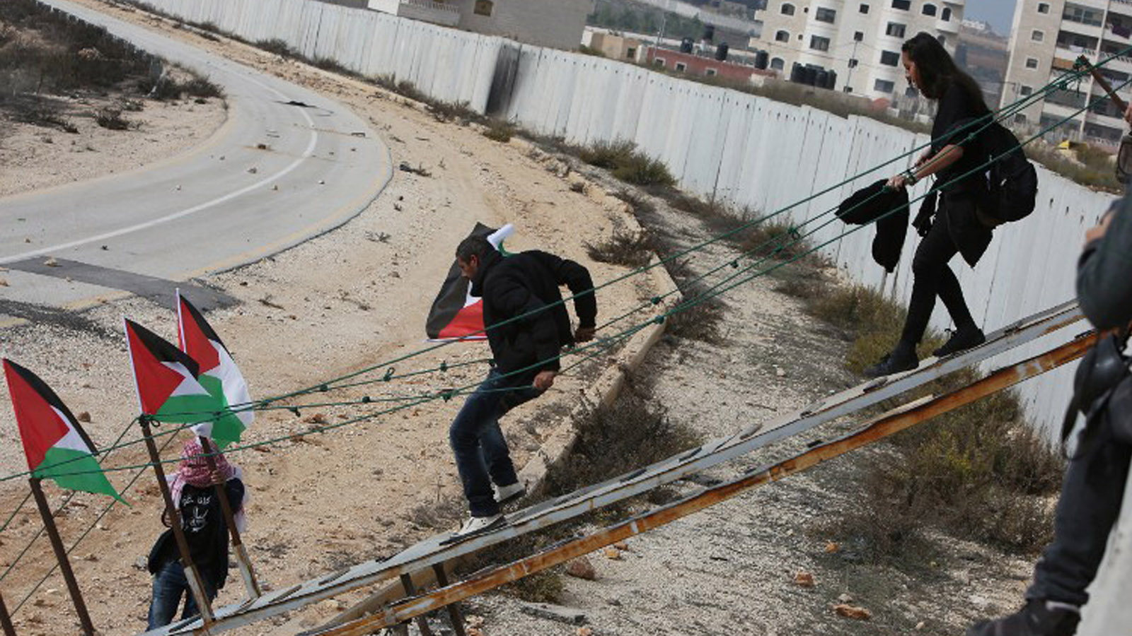 الفلسطينيون عبروا جدار الفصل العنصري.. ليحتضنهم الأقصى