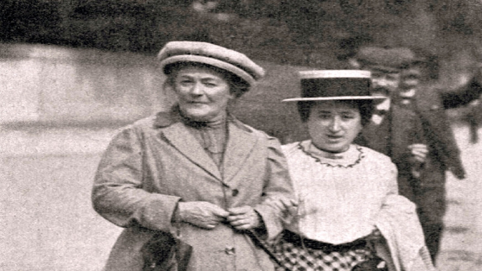 المناضلتان الألمانيتان روزا لوكسمبورغ وكلارا زيتكن، 1910.