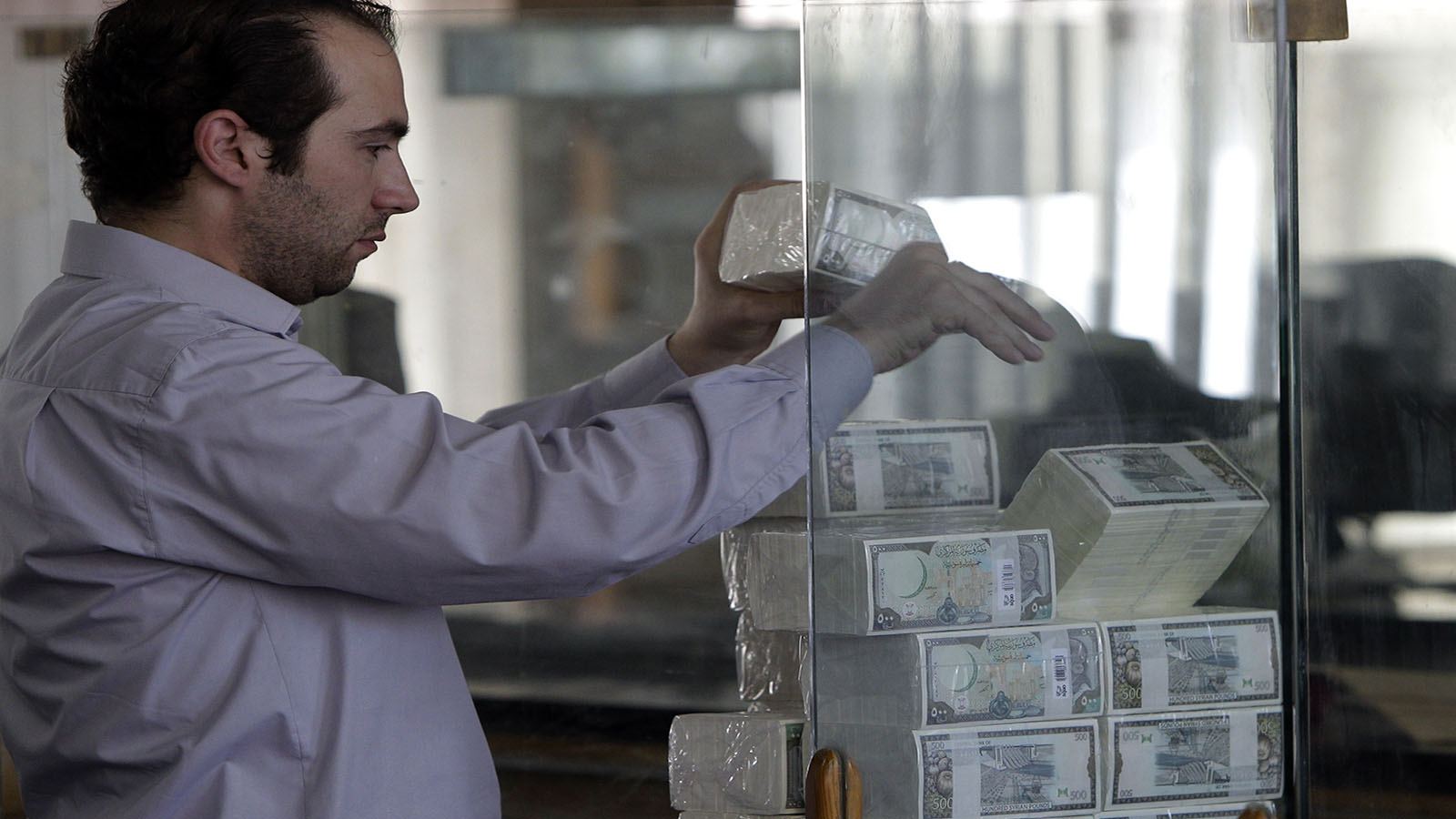 إشاعة لرفع سعر الليرة أمام الدولار..هل ينجح المركزي السوري؟