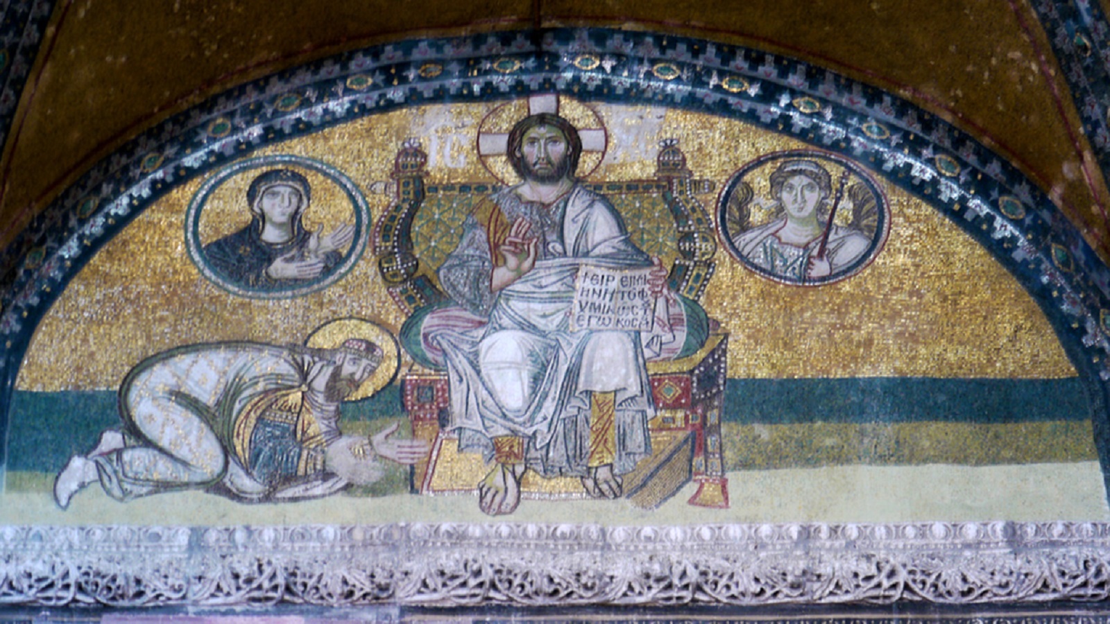  الإمبراطور لاون العاشر ساجدا أمام المسيح الجالس على العرش، القرن العاشر.