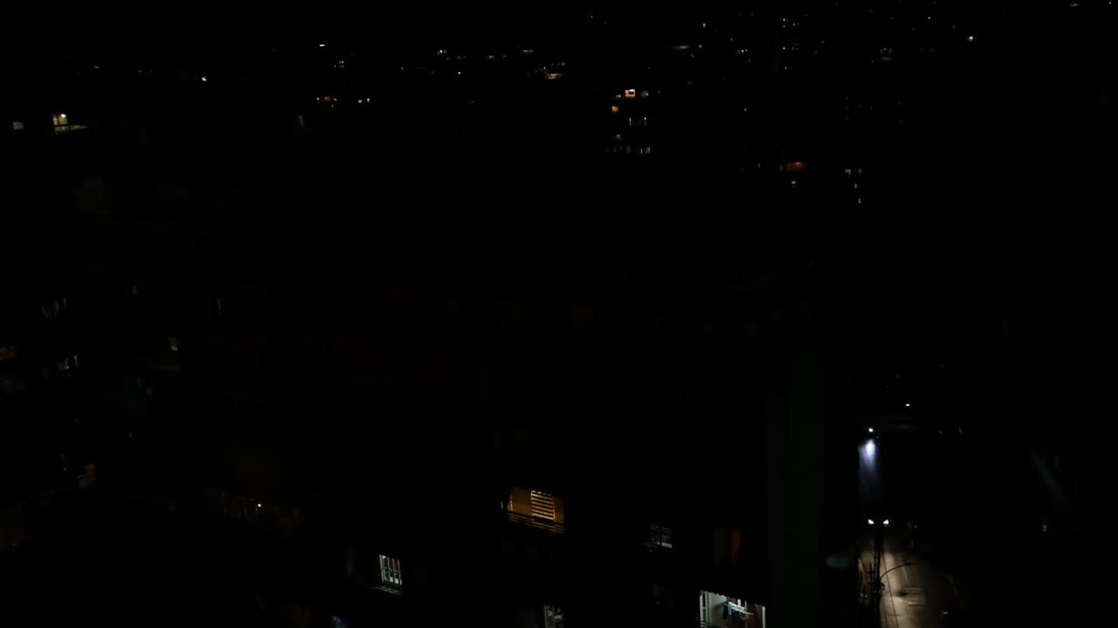 تقنين عشوائي ليل نهار للكهرباء..قطع طرق وحرائق في بيروت