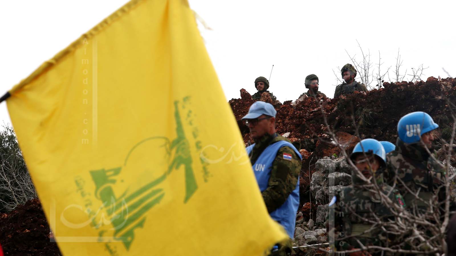 راية حزب الله بوجه الجنود الإسرائيليين (علي علوش)