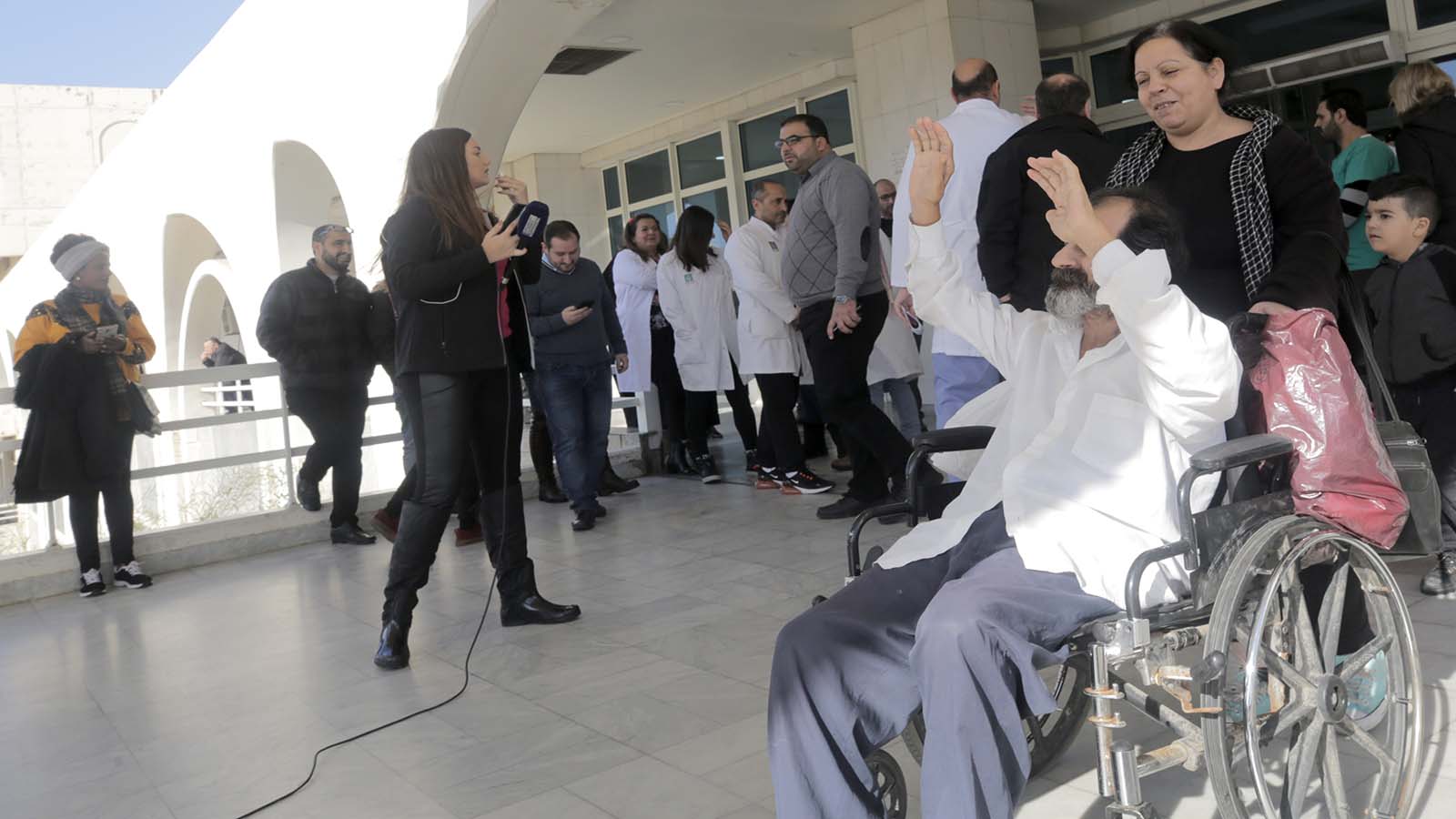 إضراب لساعة بمستشفى رفيق الحريري الحكومي في بيروت (علي علوش)