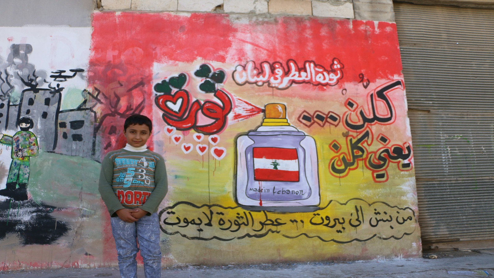 عزيز الأسمر:لهذه الأسباب رسمتُ الثورة اللبنانية على جدران إدلب