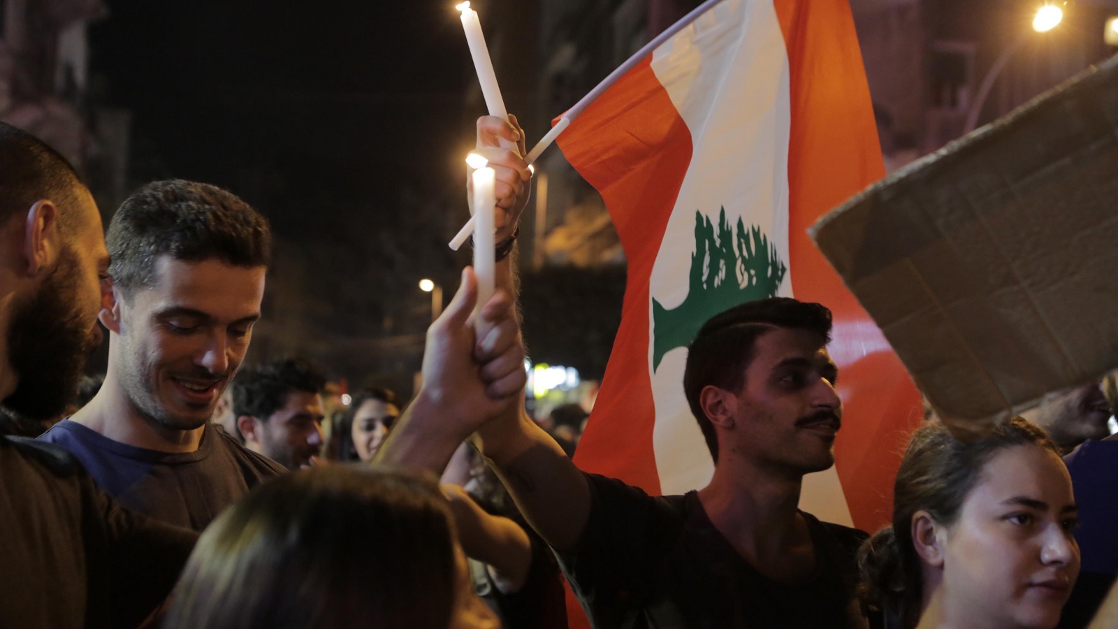 السلطة تستنجد بفرنسا وتهدد اللبنانيين بالفوضى