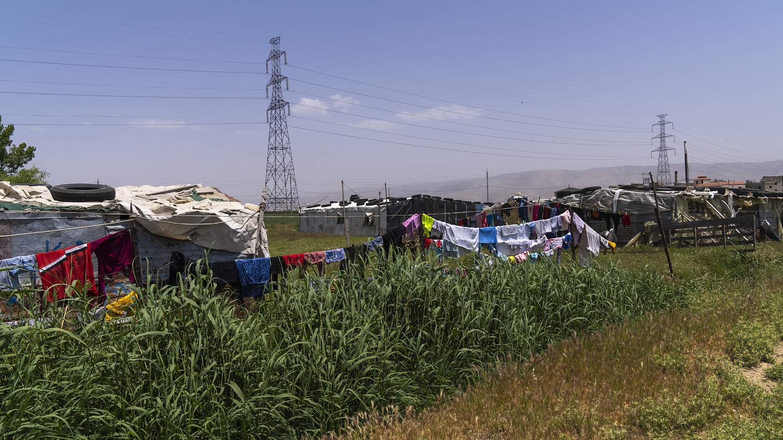 كهرباء مخيّمات النازحين: ثغراتٌ بالتمويل الدولي وفساد لبناني