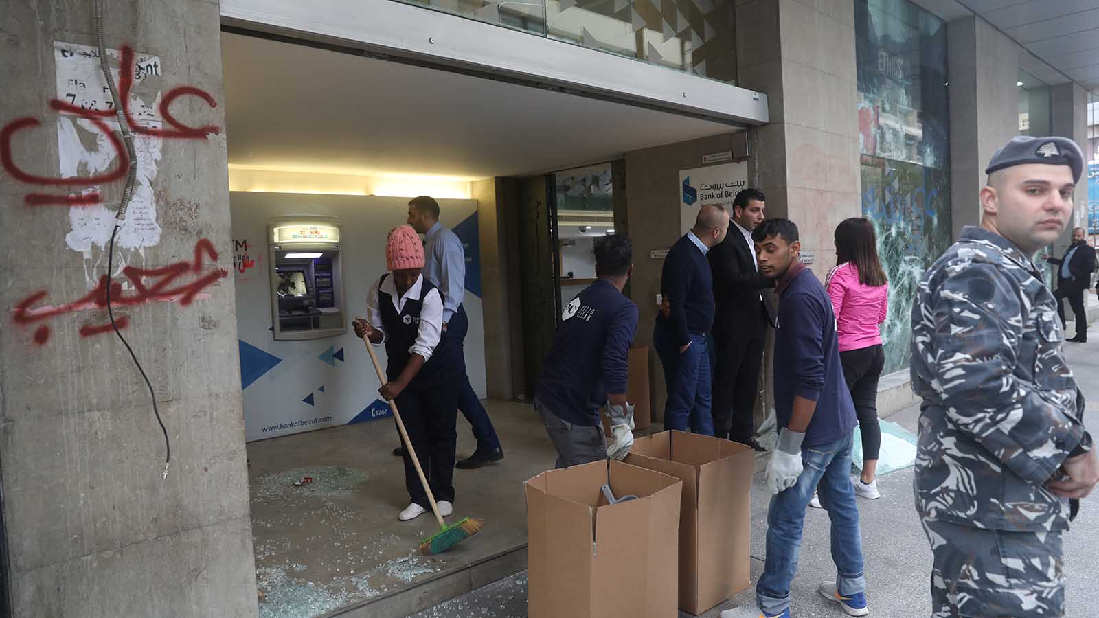 أضرار "بنك بيروت" في شارع الحمراء (علي علوش)