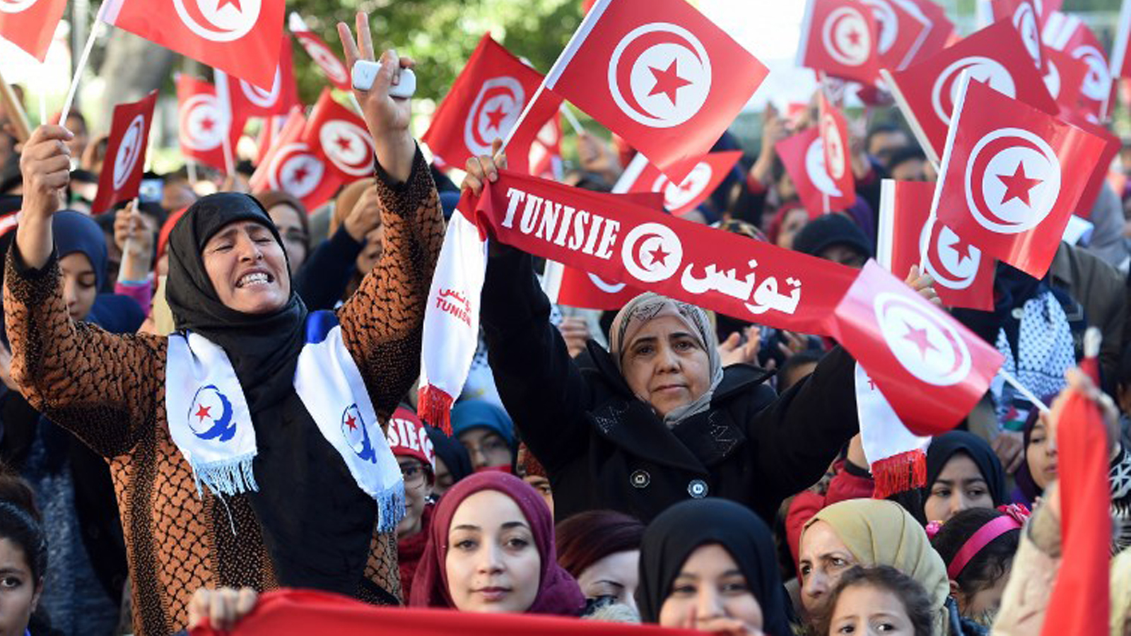 إسلاميو تونس وعلمانيّوها: التخفي وراء النقاب