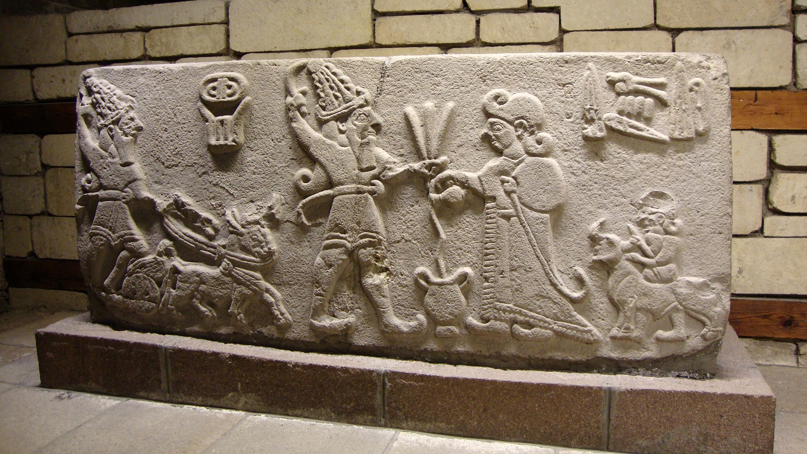  لوح من تل ارسلان تيبيه، متحف الحضارات الأناضولية في أنقرة.