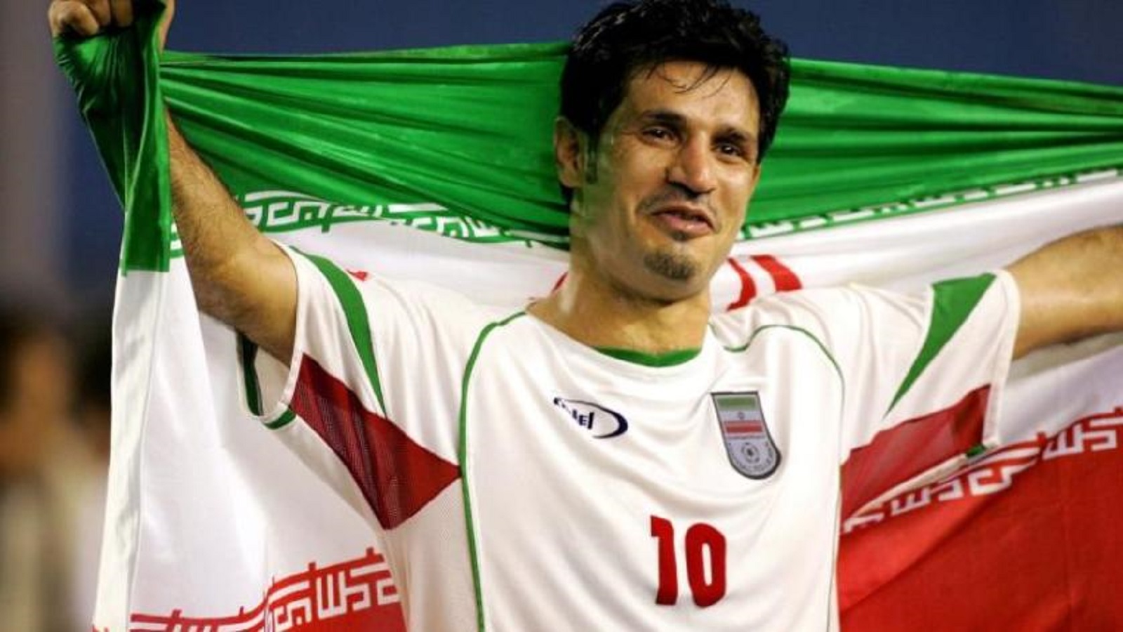 إيران تعاقب أشهر لاعب كرة قدم