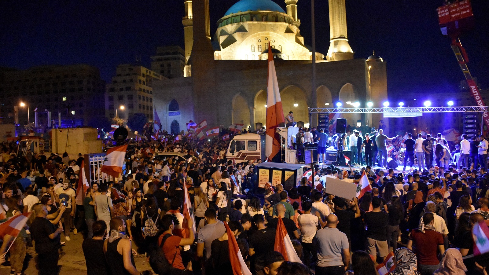 مسارح الانتفاضة في وسط بيروت بأموال الناس وأوجاعهم