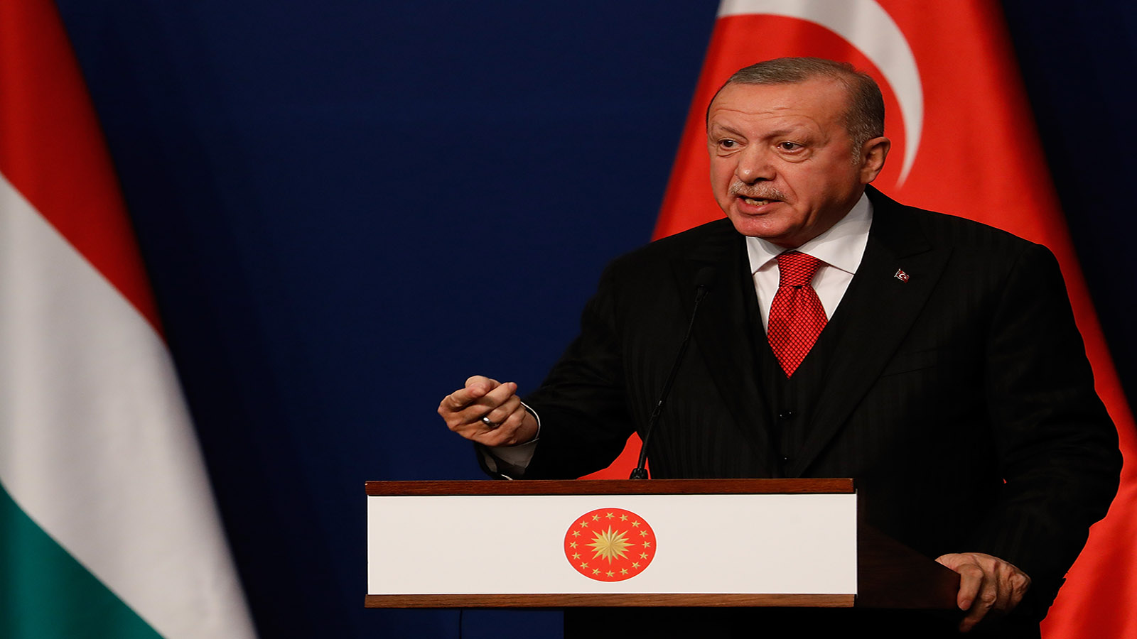 هل يطلب أردوغان من ترامب تسليم قائد "قسد"؟