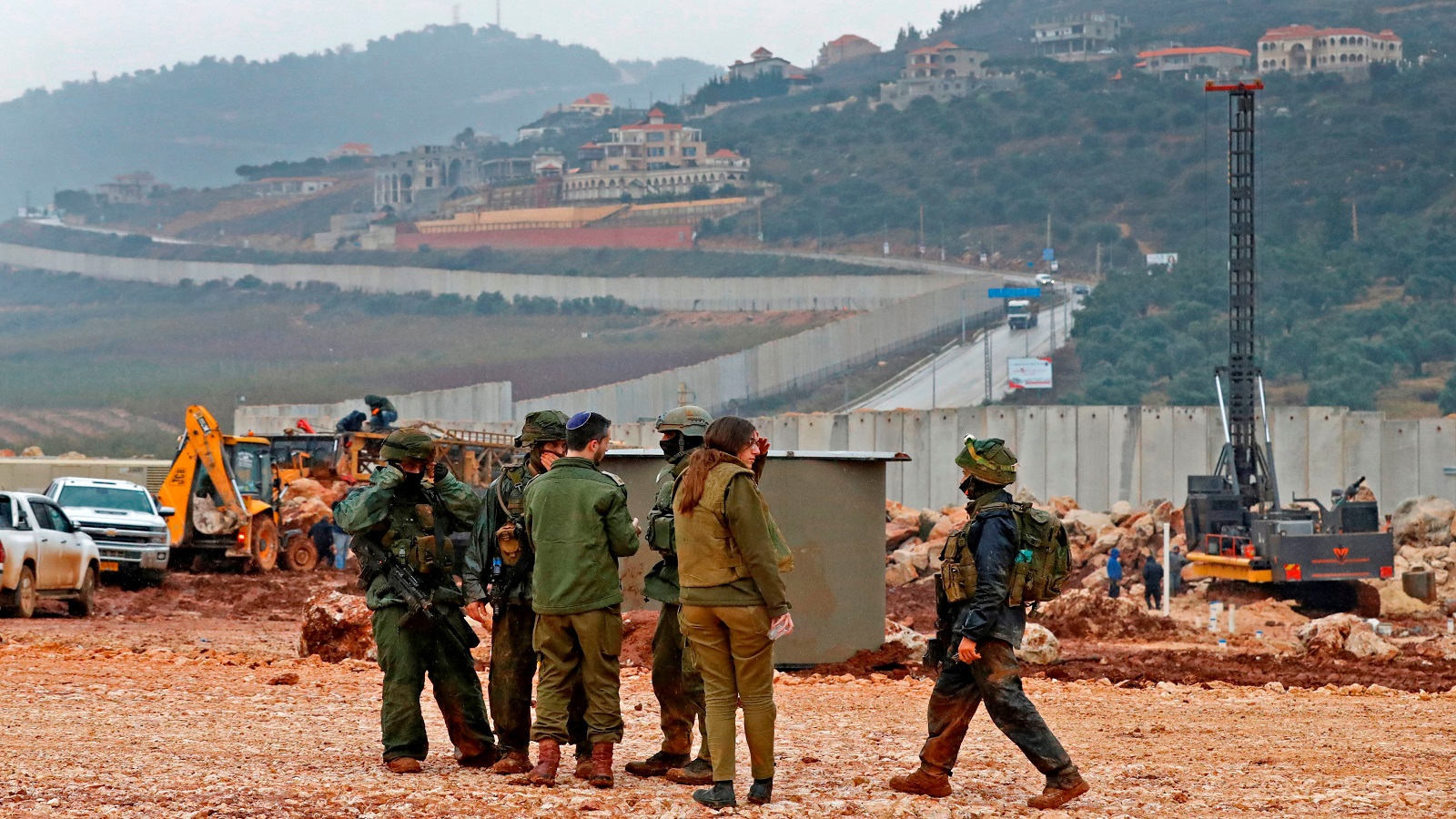 إسرائيلي في منطقة حساسة على حدود لبنان.. ورسائل أمنية