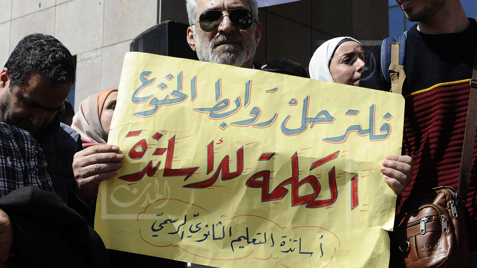 موظفو "الدولة" المتمردون يخوضون معركة "الفساد الإداري"..عبر السوشال الميديا