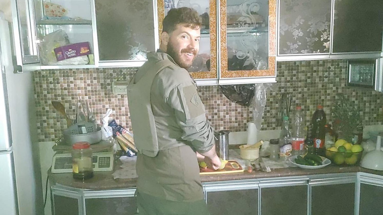 "هآرتس" تطبخ مع الجنود الإسرائيليين في منازل فلسطينيي غزة