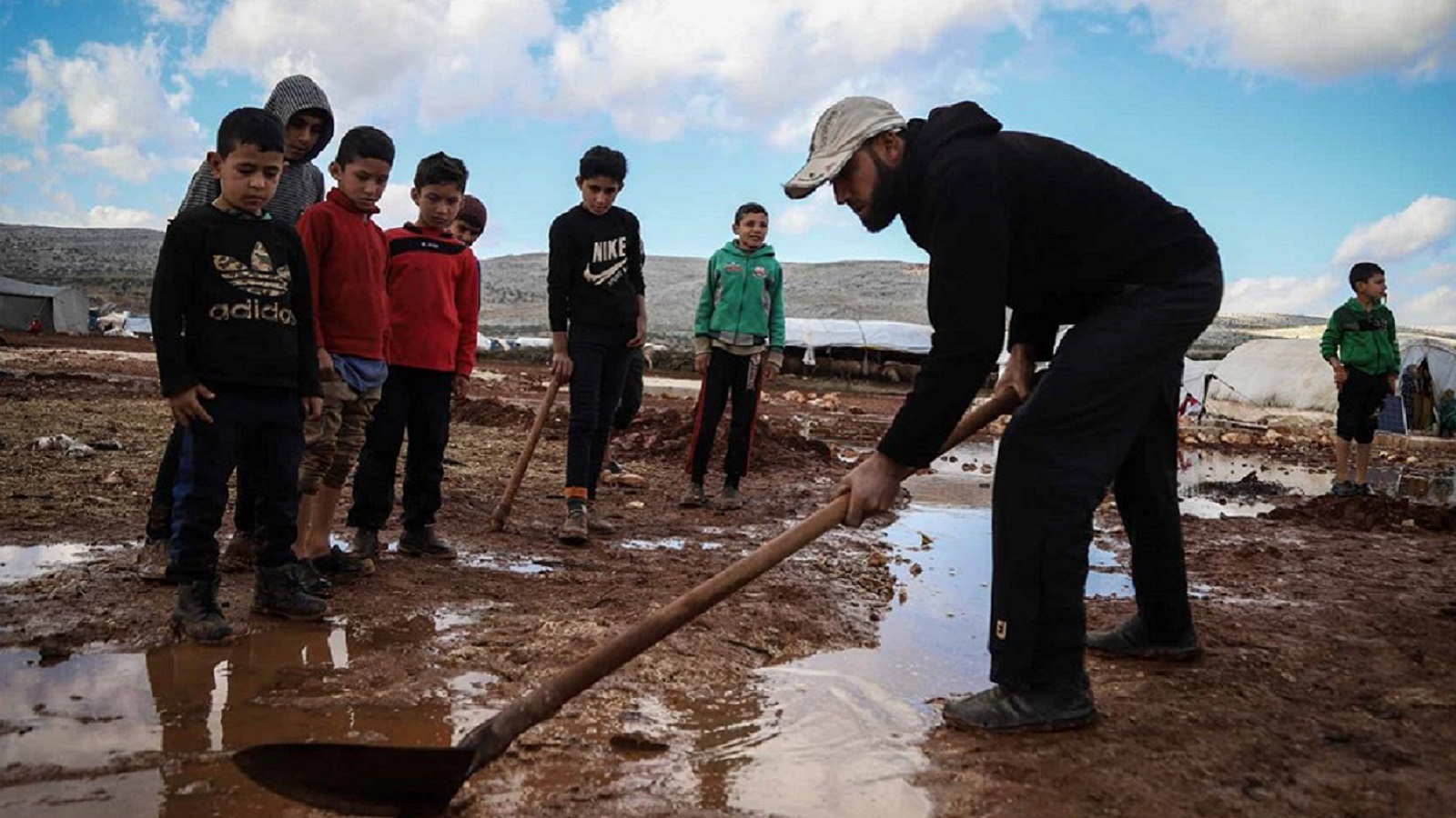اللاجئون السوريون: أطفال يغطيهم الوحل ومخيمات تغرق بالأمطار