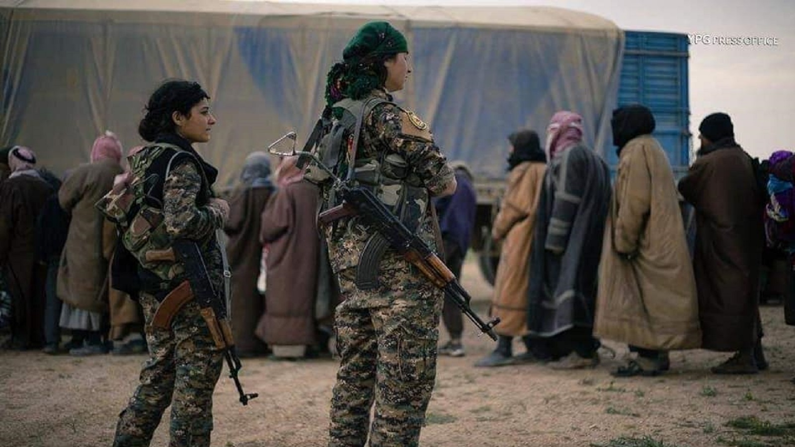 مقاتلات كرديات يقتدن مقاتلي "داعش" بعد استسلامهم