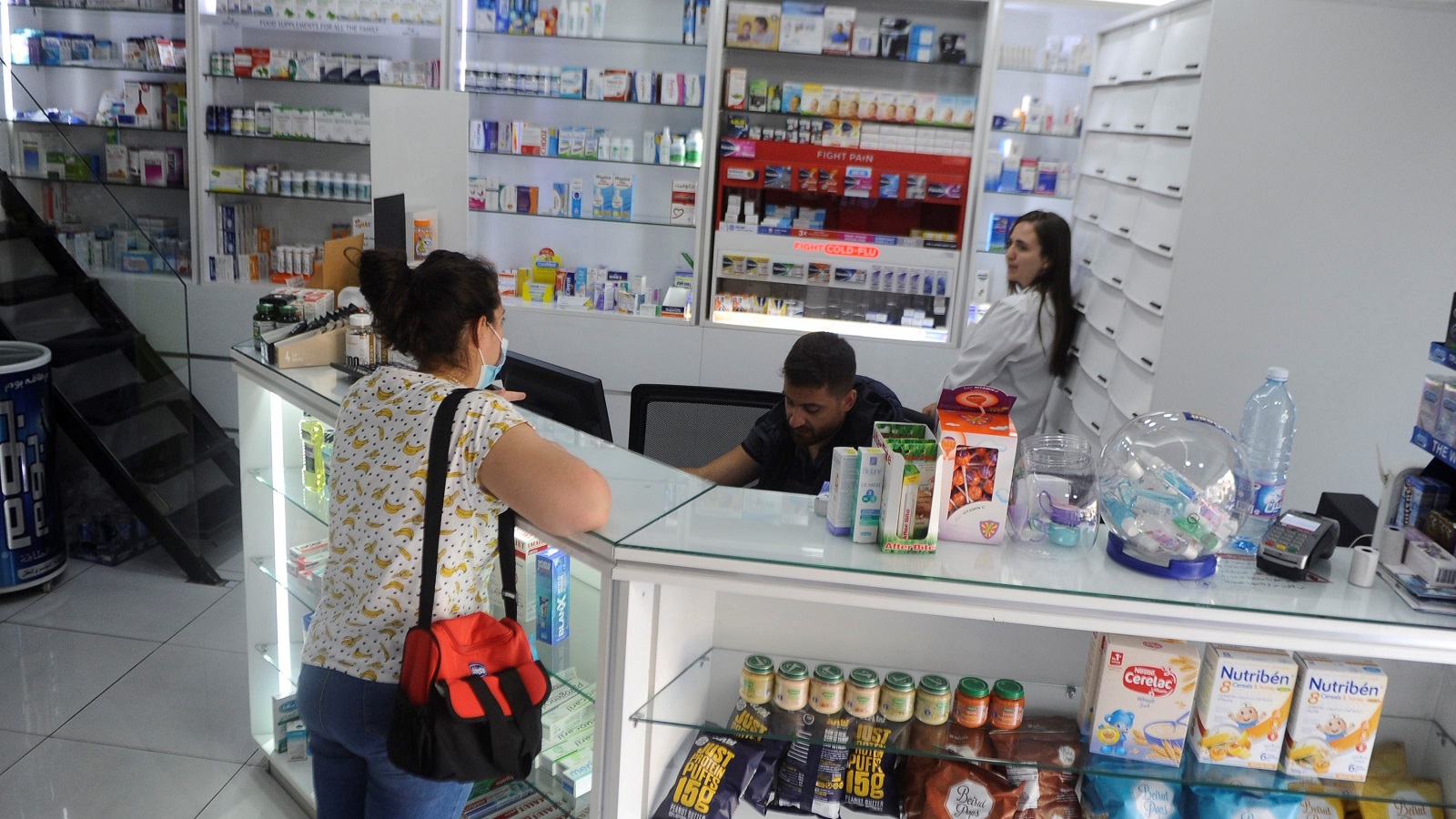 كارثة طبية واقتصادية: شركات الأدوية العالمية تخرج من لبنان