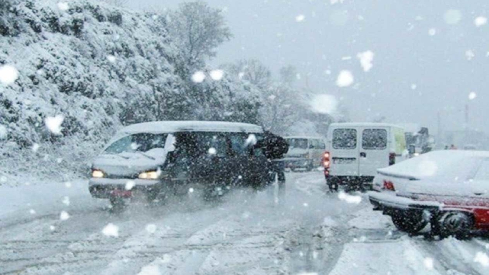 سيارات عالقة بالثلوج في المناطق الجبلية (الإنترنت)