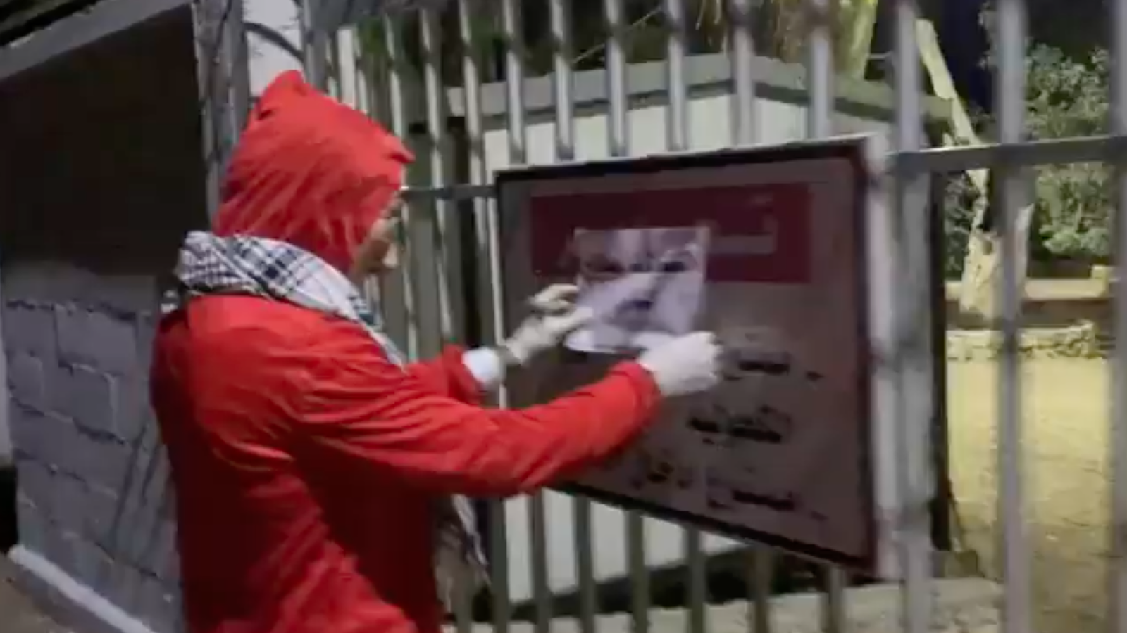 بالفيديو: متظاهرون يخلعون أقفال أبواب الكينايات في صيدا