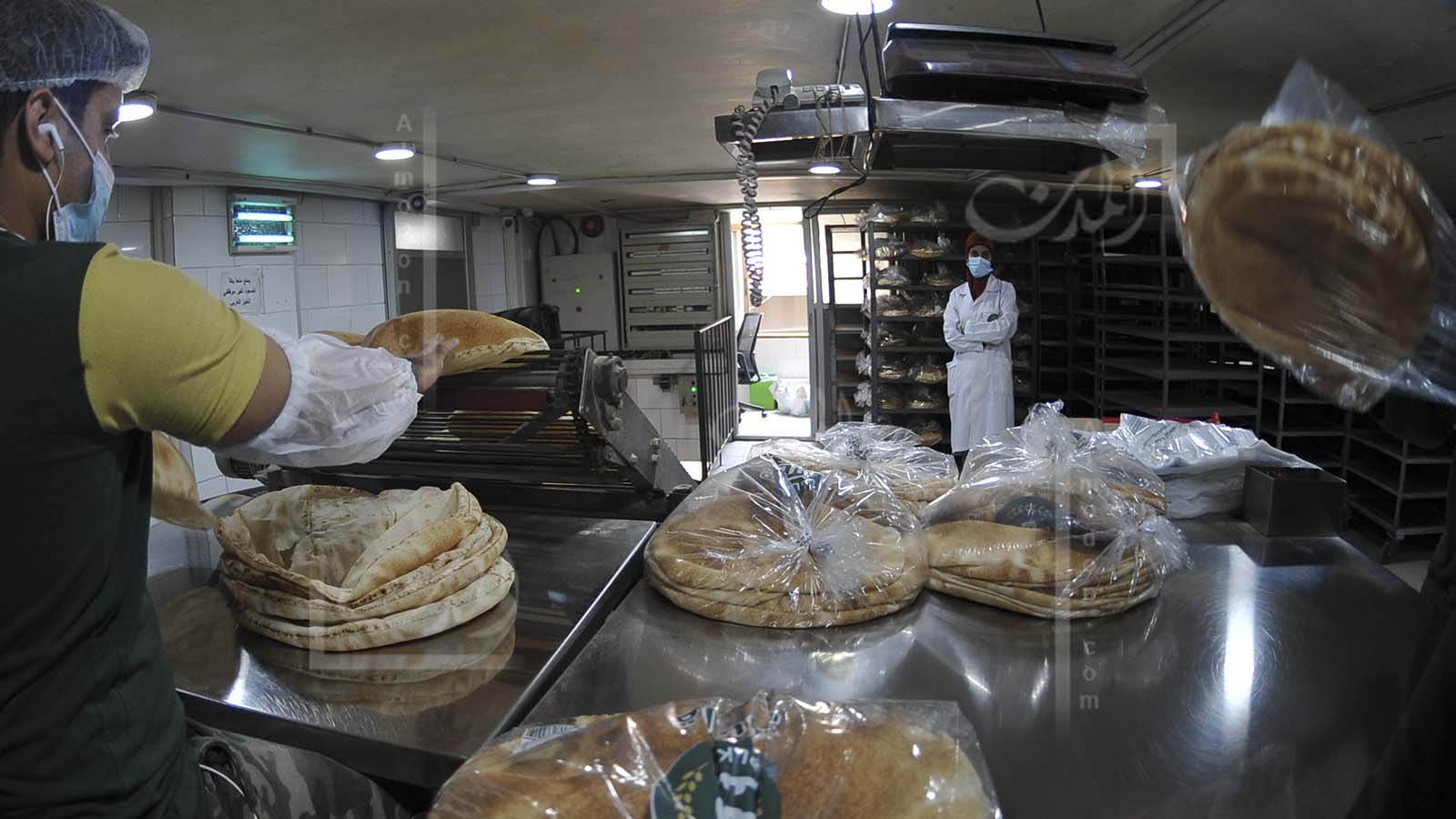 "400 ألف ربطة خبز للسوريين" تشعل اللبنانيين