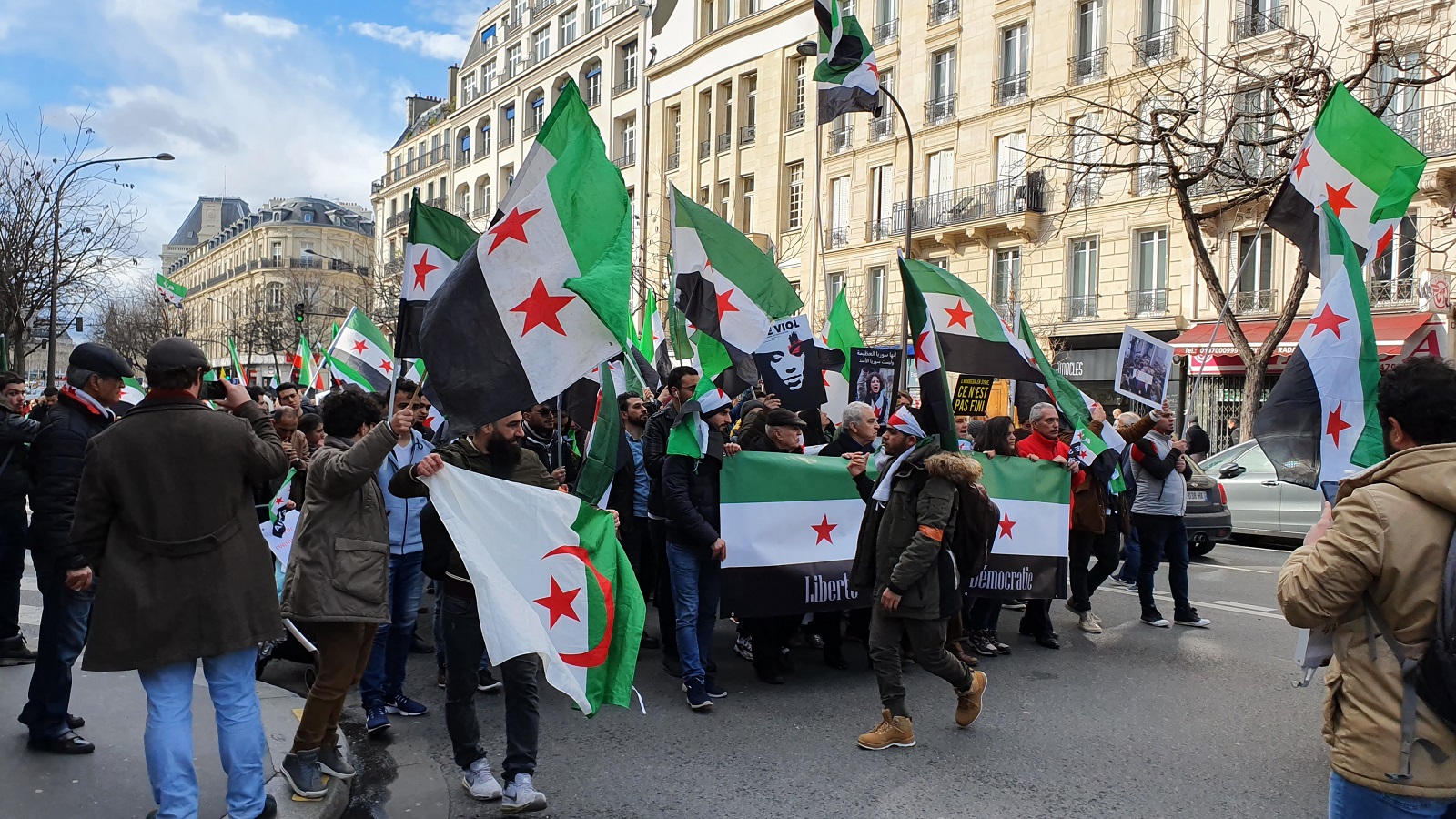 باريس: جزائريون وسوريون يطالبون بإسقاط بوتفليقة والأسد