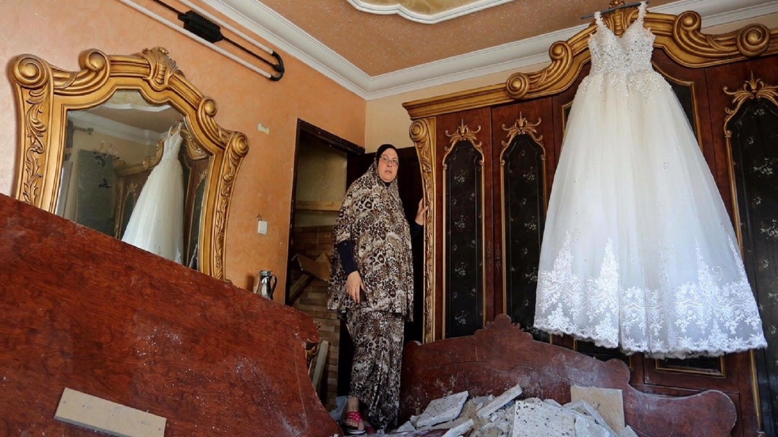 فستان الزفاف صامد في غرفة نوم دمرتها اسرائيل في غزة قبل ايام من موعد زفاف فادي الغزالي وخطيبته السورية