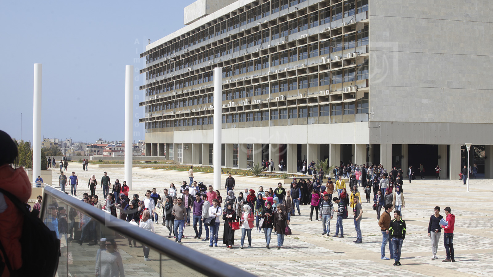 انهيار السكن الجامعي وإقفاله: تهجير طلاب "اللبنانية" وتشتيتهم