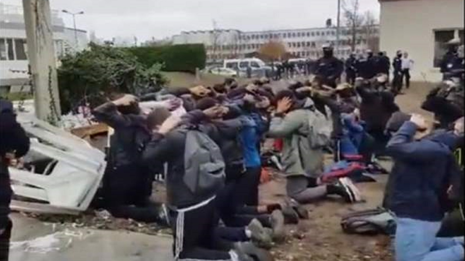 فرنسا: الشرطة تركّع تلامذة المدارس