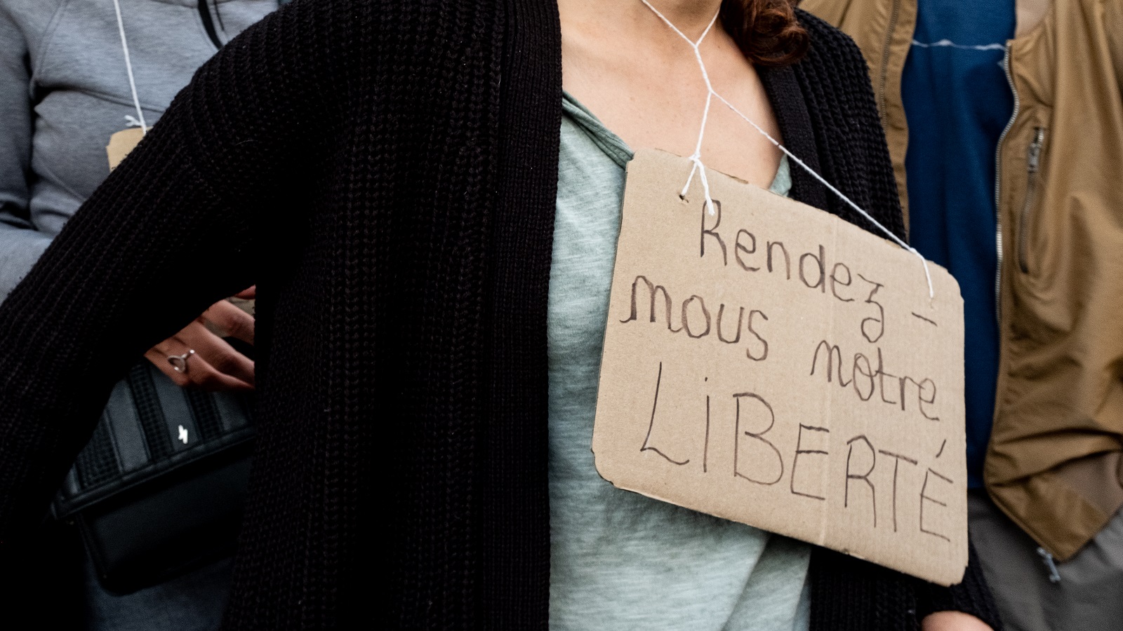 تظاهرات فرنسيين ضد البطاقة الصحية: "أعيدوا لنا حريتنا" (غيتي)