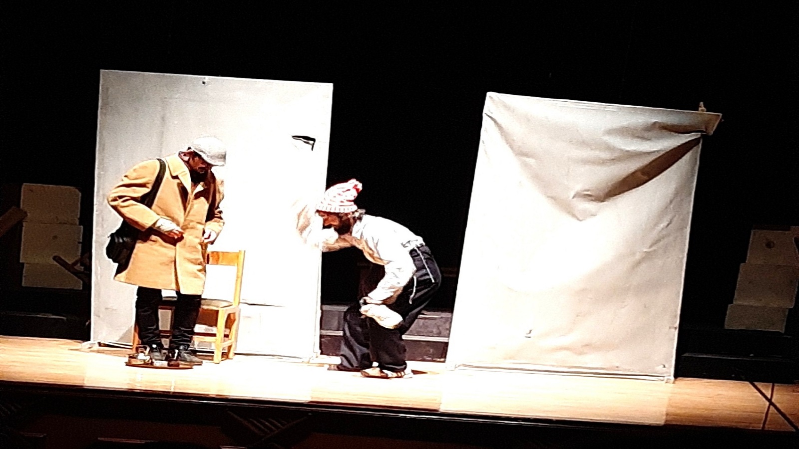 مشهد من مسرحية بلااااا ليوري يورين 2 المدن