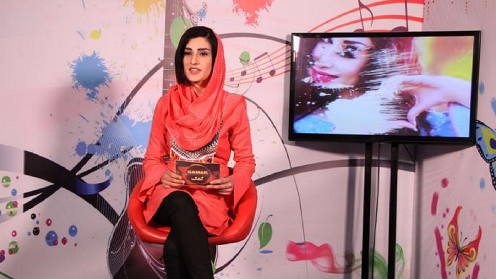 مذيعات التلفزيون الافغاني يتحدين طالبان بكشف وجوههن