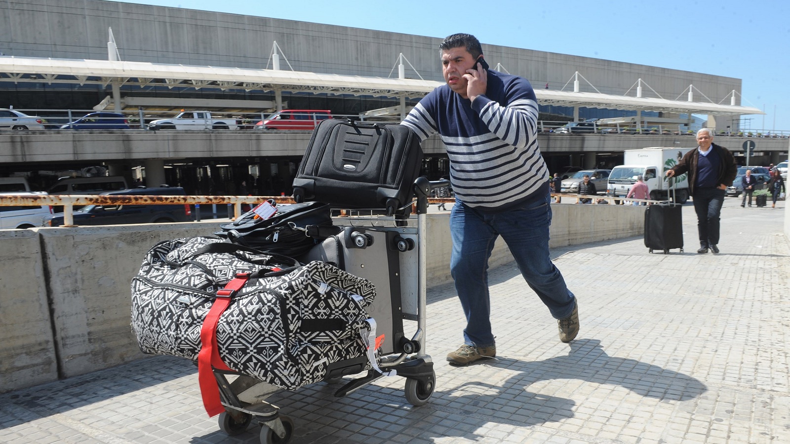 إجراءات جديدة لـ"تاكسيات" المطار: المسافرون في مصيدة المافيات