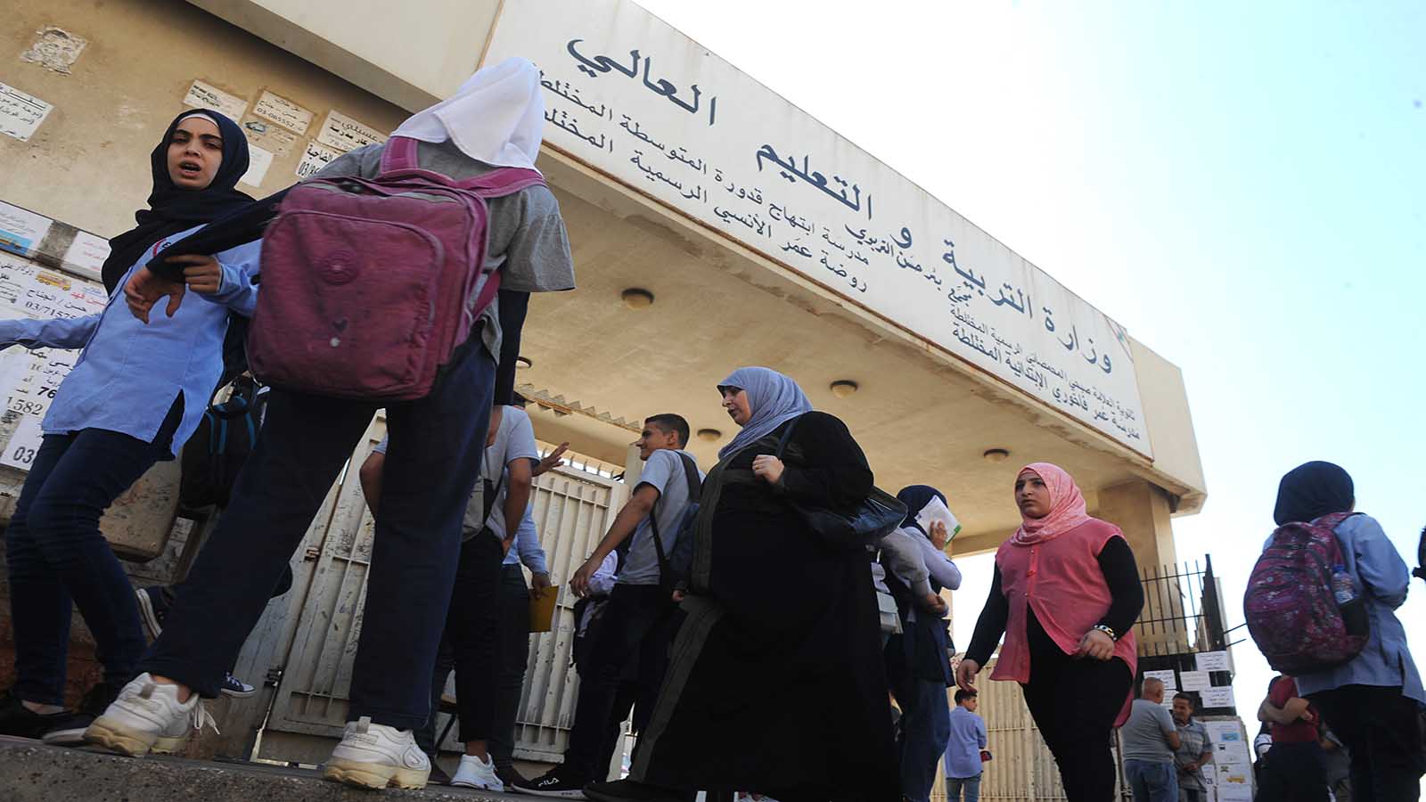 نقابة معلمي "الخاص" تبتز الأهالي: إضراب حتى الدفع بالدولار