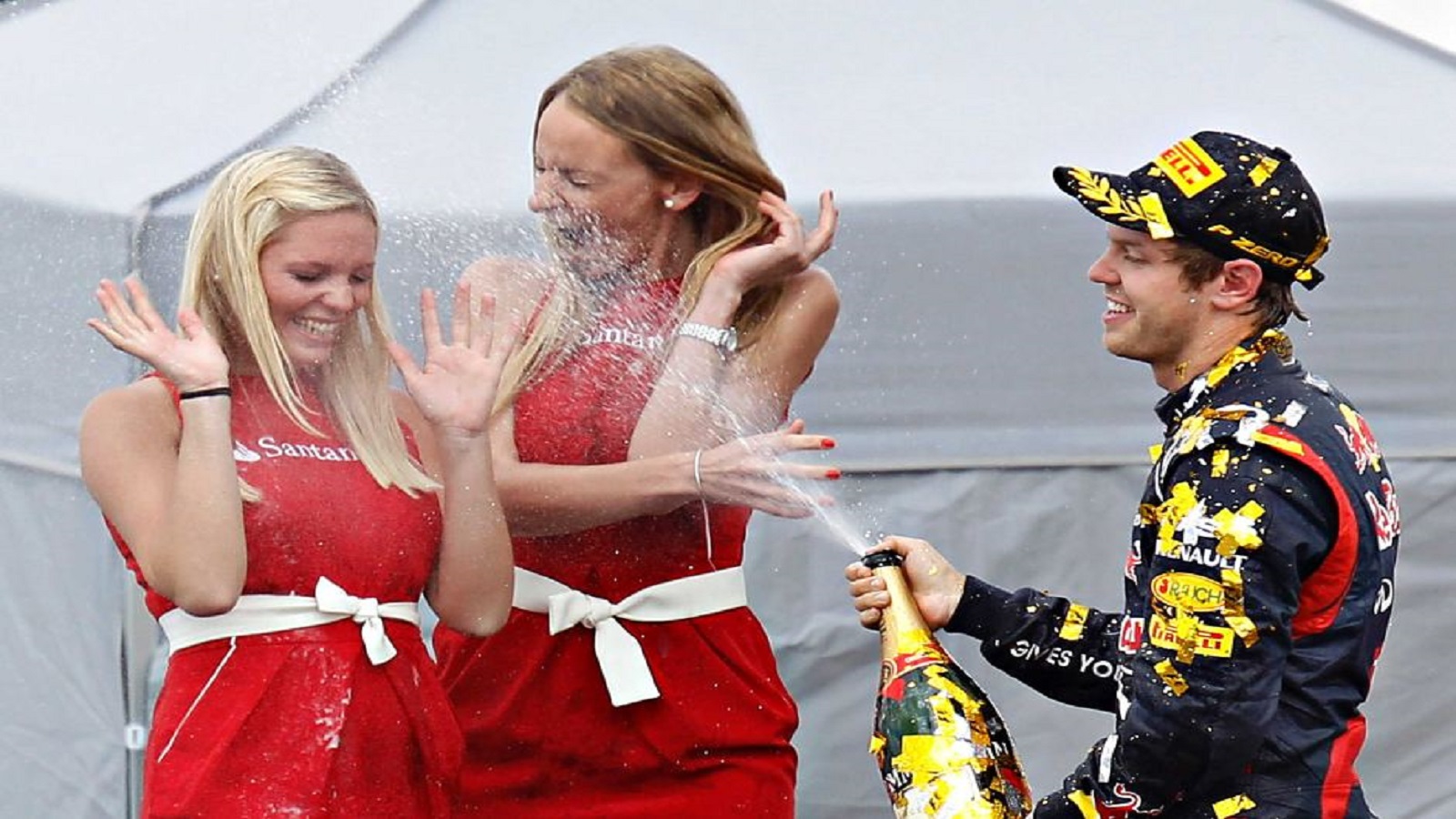  ثمة تقليد في نهاية مباراة الفورمولا 1 يتمثل في فتح زجاجات الشامبانيا على فتيات Grid Girls
