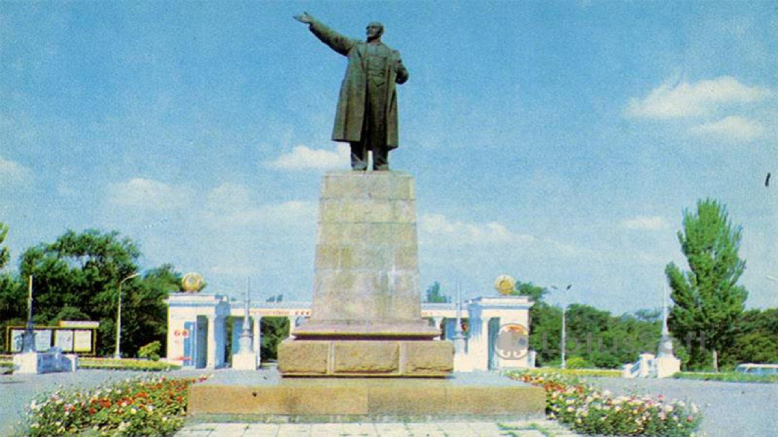نصب للينين في صورة من سبعينات القرن الماضي.