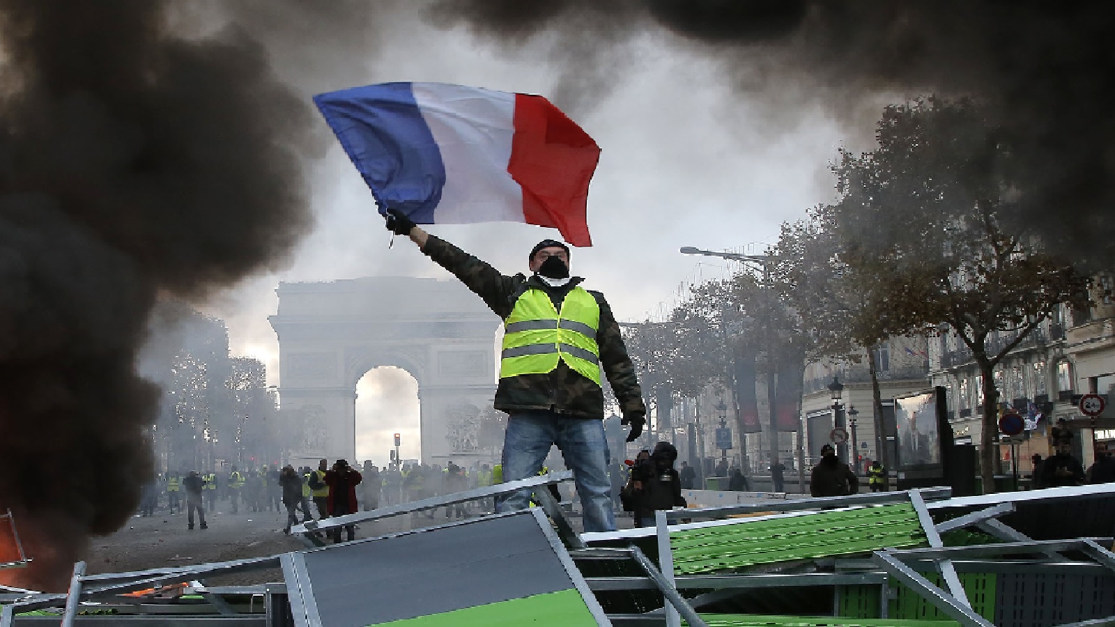 السلطات الفرنسية تطالب "السترات الصفراء" إلتزام منازلهم السبت