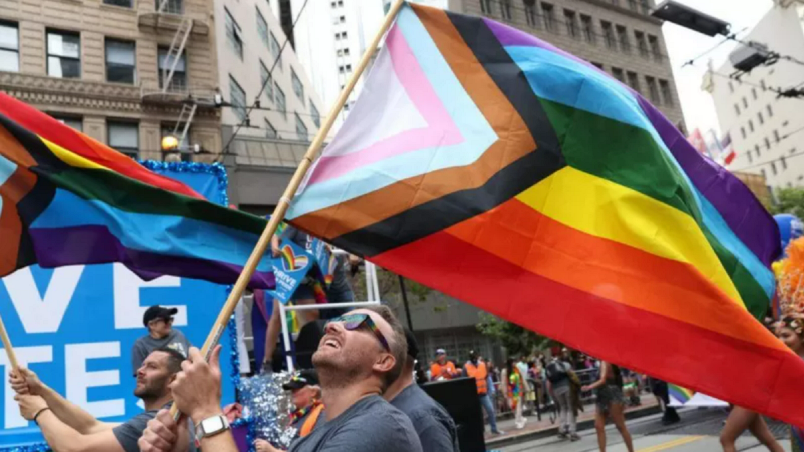 الإمارات تهدد "أمازون" بعقوبات.. بسبب المثلية