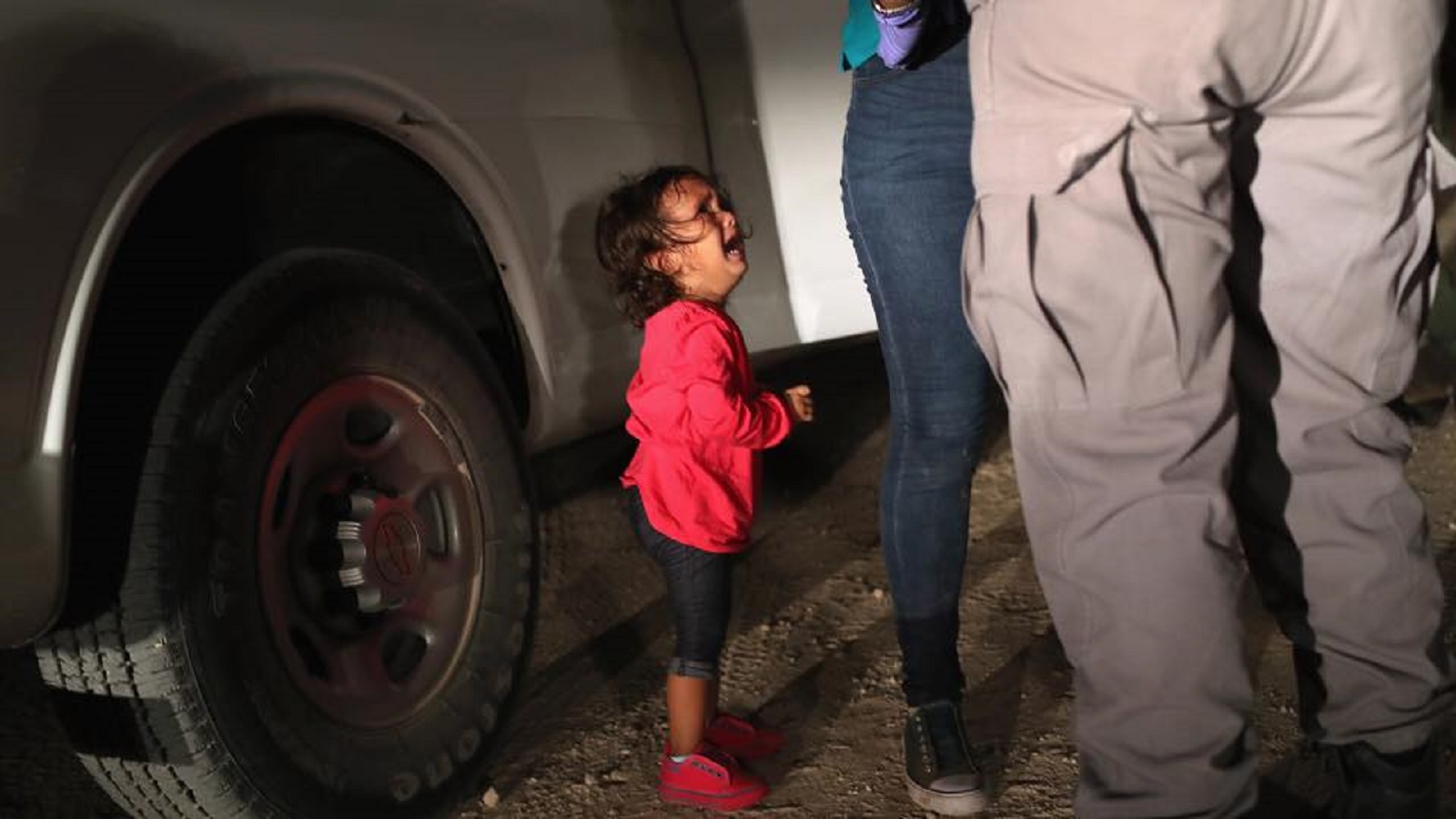 طفلة لعائلة مهاجرة غير شرعية تبكي بحرقة 