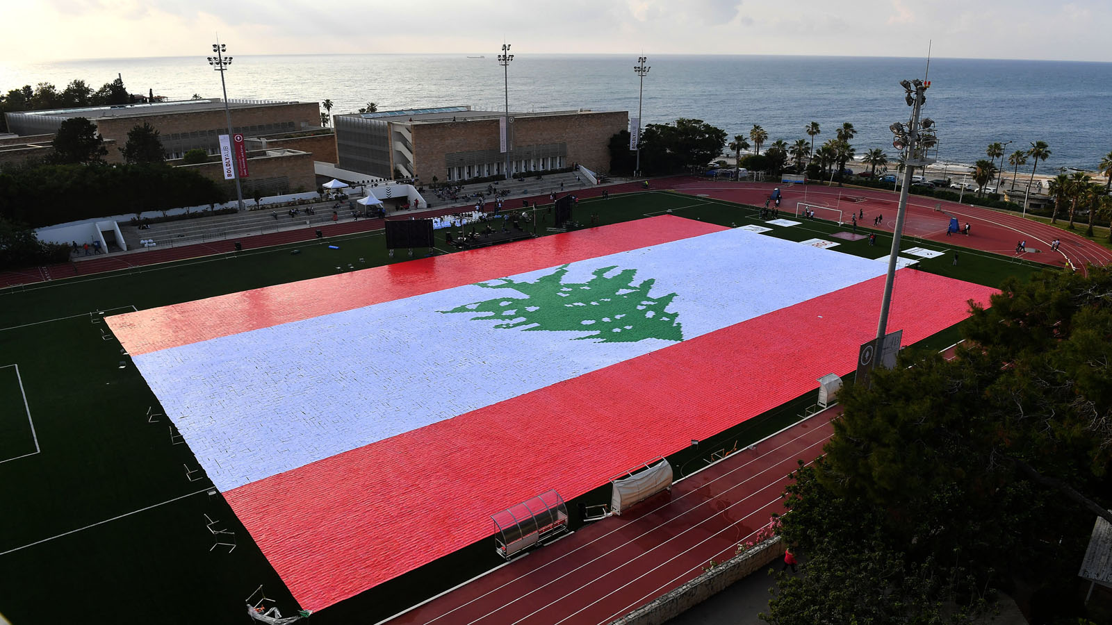 أكبر علم لبناني.. دفاتر