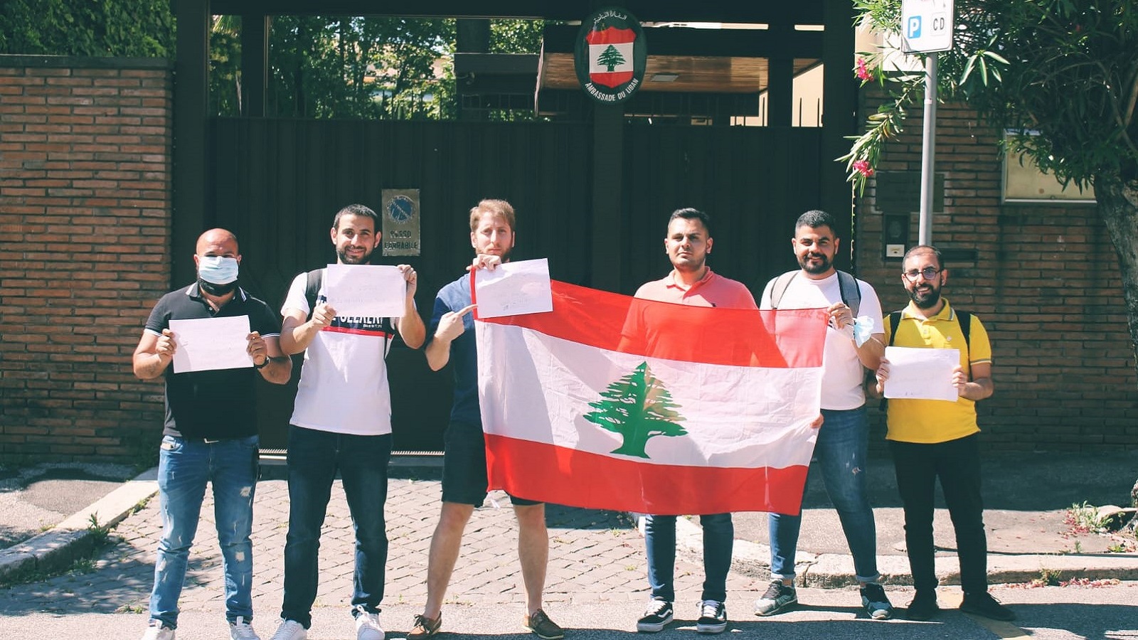 طلاب لبنان المغتربين وأربعة أشهر بلا مال: الجوع يلاحقنا